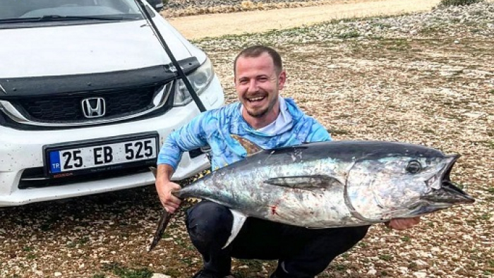 İbrice Limanı’nda kıyıdan oltayla dev orkinos yakaladı