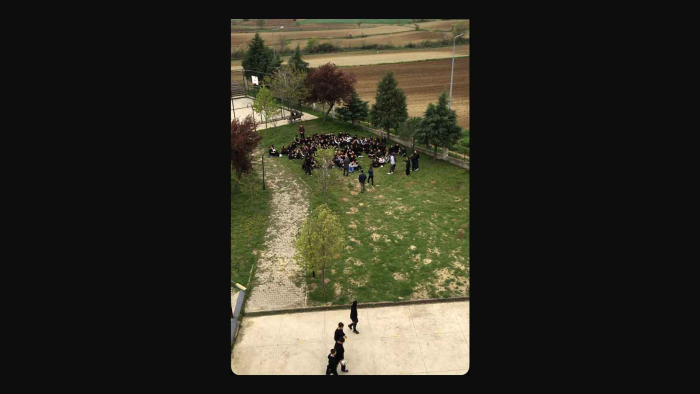 Keşan Fen Lisesi öğrencilerinden görevine son verilen öğretmenler için eylem