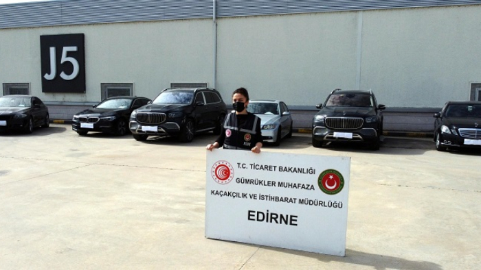 Sahte emeklilik belgeleriyle yurda sokulmak istenen 100 milyon TL’lik lüks araçlara el konuldu