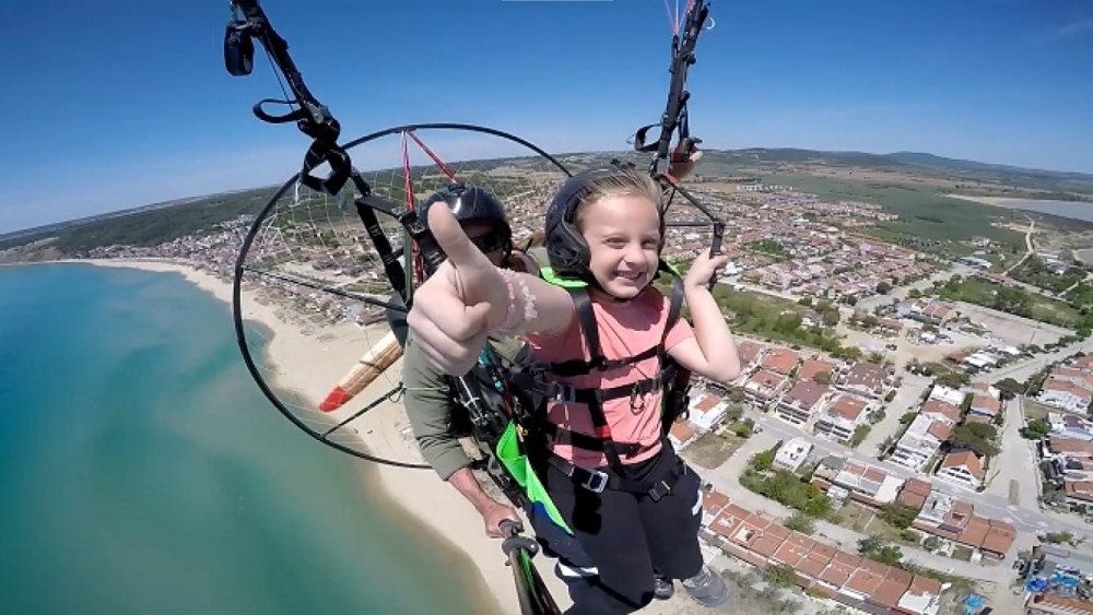 7 yaşındaki Zeynep, Erikli’de paramotorla uçarken İstiklal Marşı’nı ezbere okudu