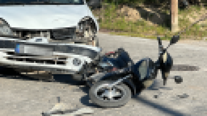 Otomobille çarpışan motorlu bisikletin sürücüsü yaralandı