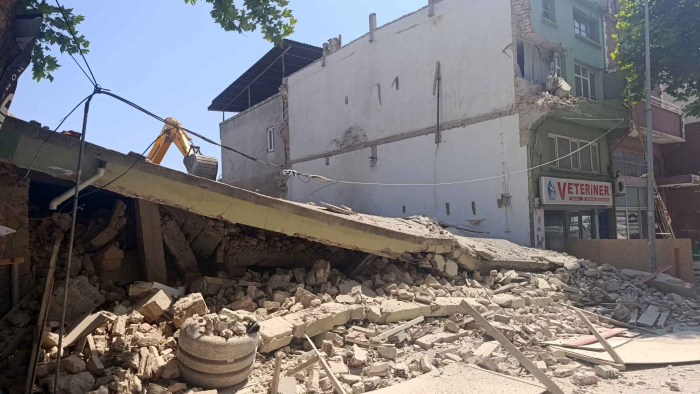 2 katlı bina yıkım sırasında çöktü, bitişiğindeki bina ve iş yeri zarar gördü