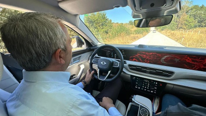 Edirne Valisi Sezer, Togg’un direksiyonuna geçti, köy yolunu test etti