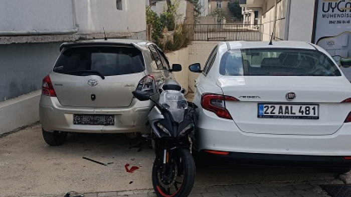 Keşan’da 4 otomobile çarpan motosikletin sürücüsü yaralandı