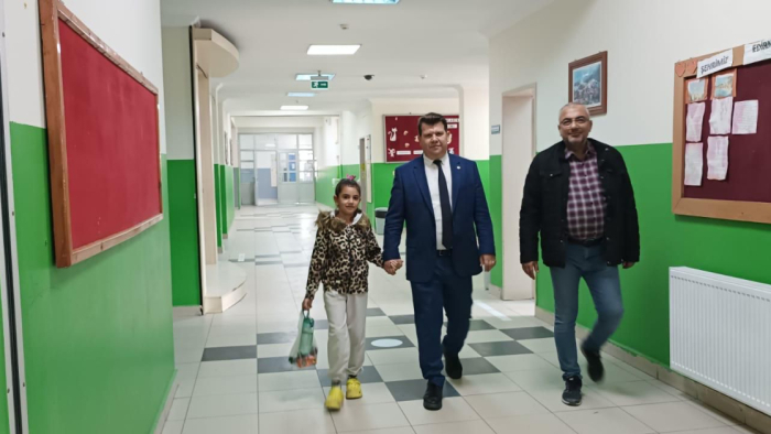 İlçe Milli Eğitim Müdürü Kemik, okula gitmeyen öğrenciyi sınıfına bıraktı