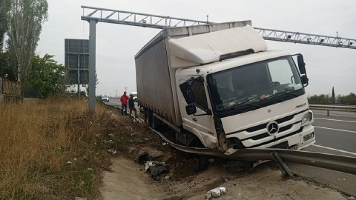 Keşan’da kamyon bariyere çarptı