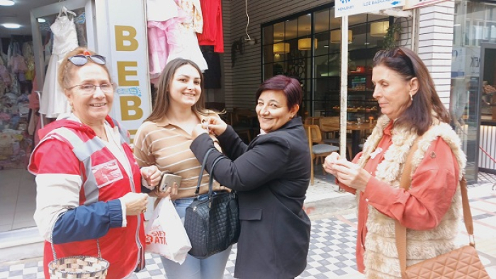 CHP’li kadınlar pembe kurdele takarak meme kanserine dikkat çekti