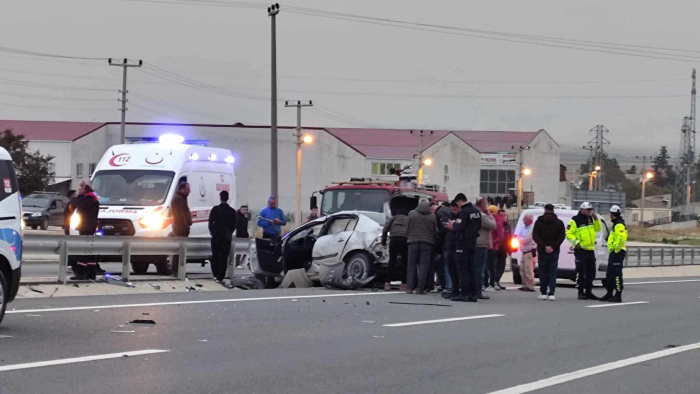 Yola çıkan köpeğe çarpmamak isterken kaza yaptı: 2 yaralı
