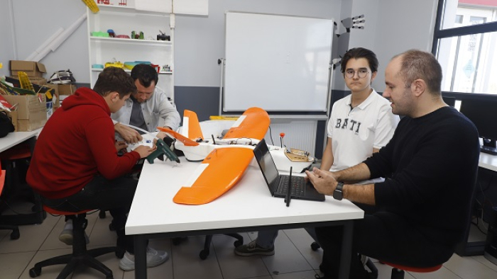 İnternetten öğrendikleri otonom model uçak yapımını öğrencilerine aktarıyorlar