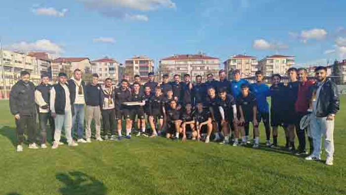 Keşanspor taraftarından takıma baklava ikramı