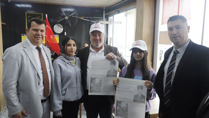 Cumhuriyetin 102’nci yılında 102 öğrenci gazete, bayrak ve şapka dağıttı