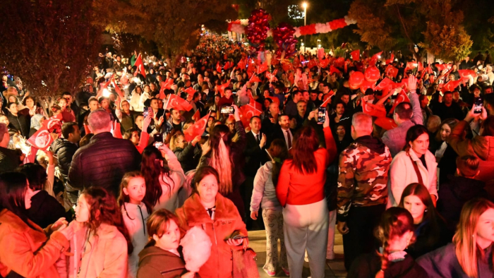 Cumhuriyet’in 102. yıldönümü fener alayı ile taçlandı