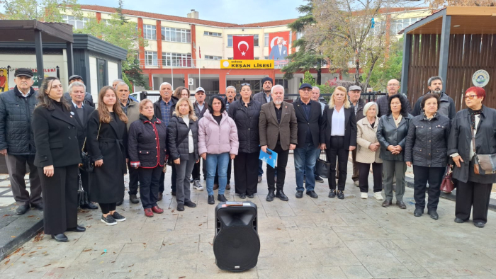 CHP’liler, Keşan Lisesi önünde Atatürk’ü andı