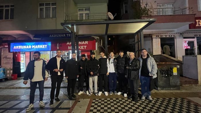 AK Parti’liler Atatürk rozeti dağıttı