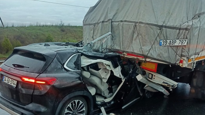 Bahçeköy Kavşağı’nda otomobil, TIR’a arkadan çarptı: 2’si ağır 3 yaralı