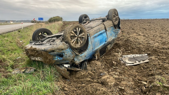 Keşan’da otomobil yağış nedeniyle kayganlaşan yolda takla attı: 2 yaralı