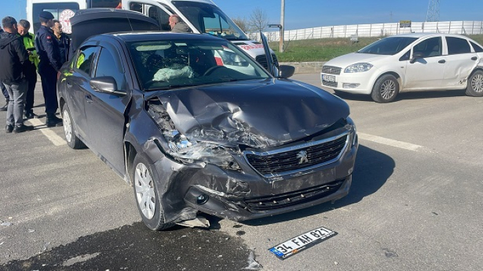 İpsala’da 2 otomobil kavşakta çarpıştı: 8 yaralı