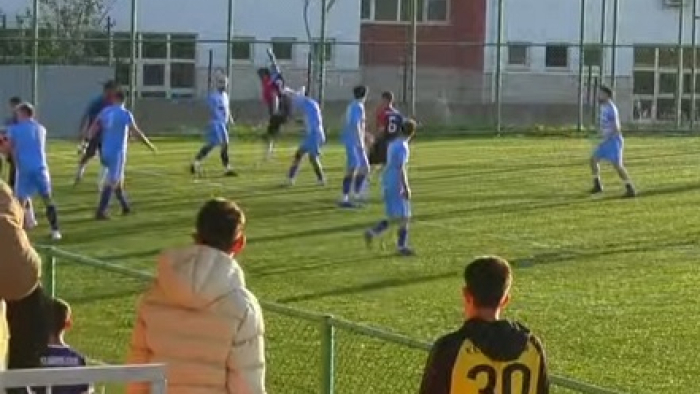 Futbolcular arasında çıkan arbede sonrası taraftar sahaya girdi; maç tatil edildi