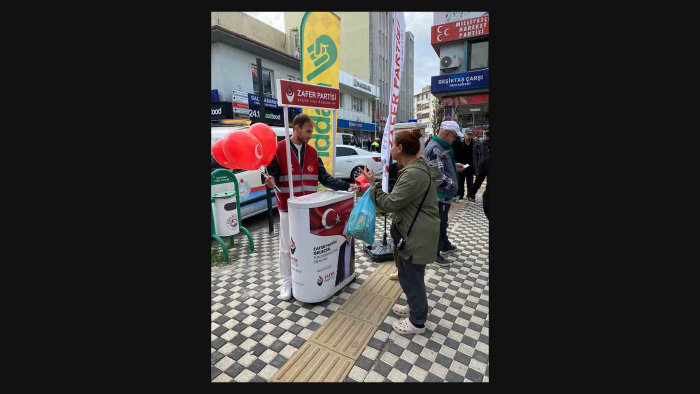 Zafer Partililer, bayrak ve balon dağıttı