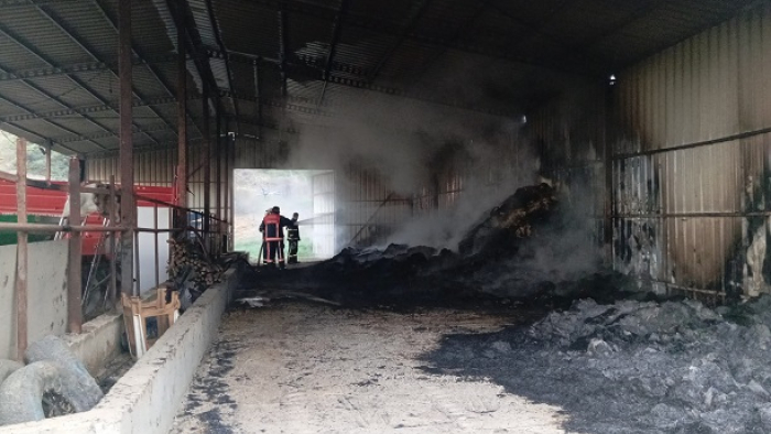 Gökçetepe köyünde depodaki 1000 saman balyası ve tarım aletleri yandı