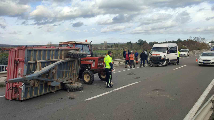 Yolcu midibüsü traktör römorkuna çarptı: 1 yaralı