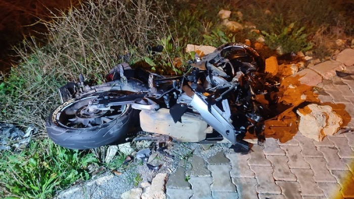 Otomobille çarpışan motosikletin sürücüsü ağır yaralandı