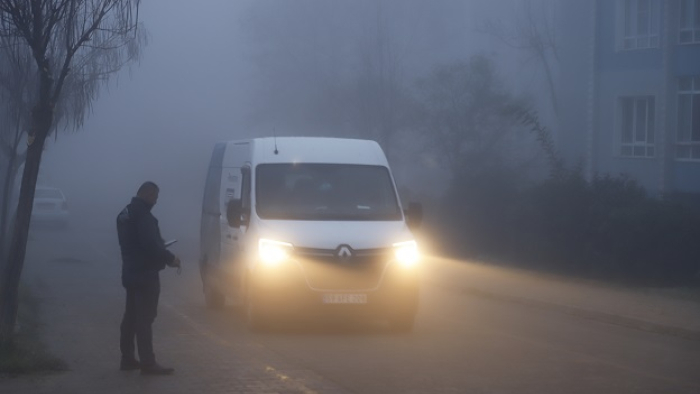Keşan'da yoğun sis etkili oldu; binalar gözden kayboldu
