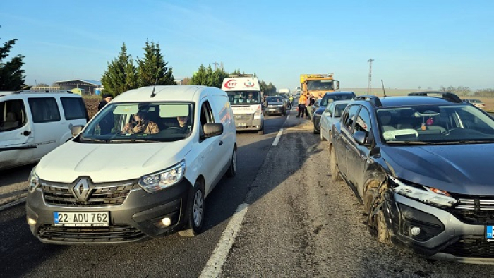 Edirne'de 10 aracın karıştığı zincirleme kazada 5 kişi yaralandı