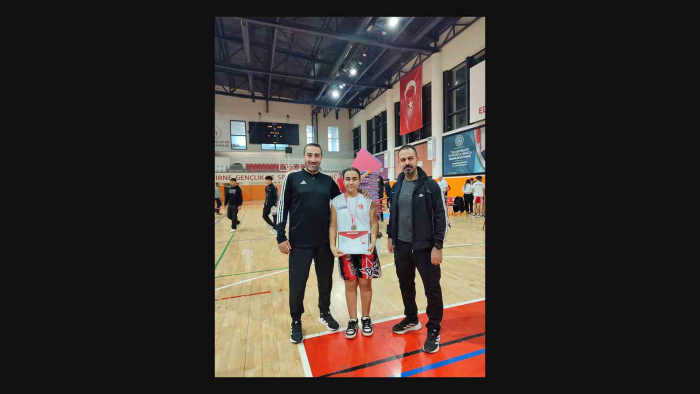 Ahmet Yenice Ortaokulu öğrencisi Ahsen Fener, kickboksta il birincisi oldu