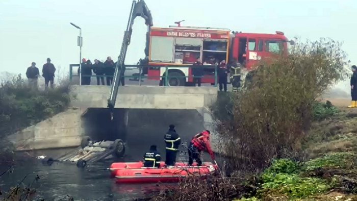 Sisli havada otomobil dereye uçtu: 1 ölü