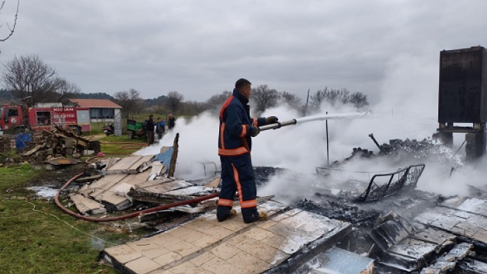 Çeltik ve Siğilli köylerinde çıkan yangınlarda 2 ev kullanılamaz hale geldi