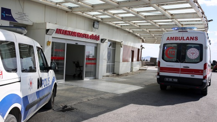 İpi kopan tavana asılı beşikten düşen bebek ağır yaralandı