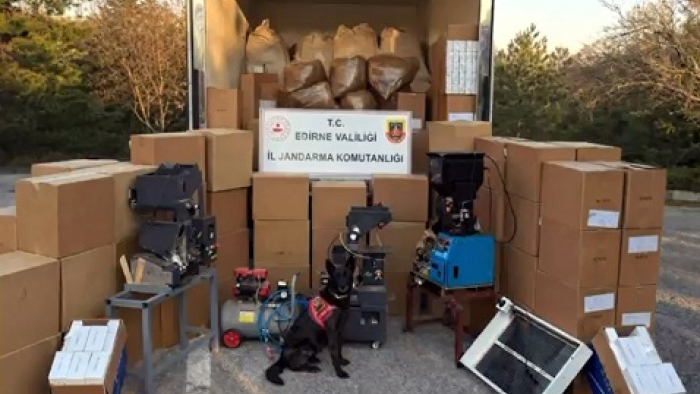 Edirne'de kaçak tütün operasyonu: 4 gözaltı