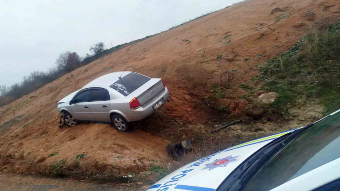 Yoldan çıkan otomobilin sürücüsü yaralandı