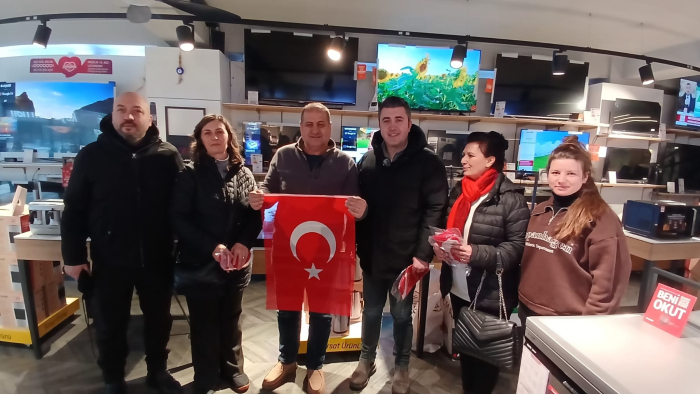 CHP Keşan İlçe Başkanlığı, esnafa bayrak dağıttı