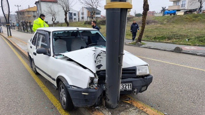 Refüje çıkan otomobil beton çiçekliğe ve aydınlatma direğine çarptı: 2 yaralı