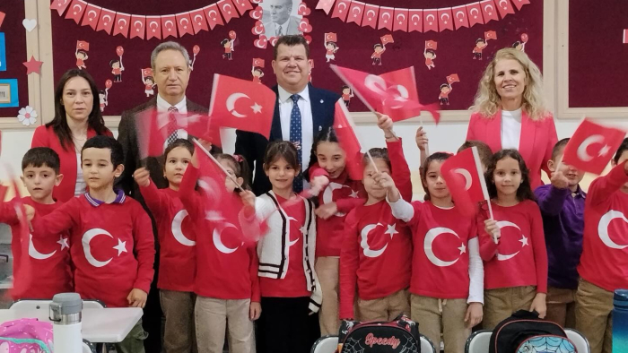 Yarıyılın ardından ilk ders ‘Bayrak sevgisi’ temasıyla başladı