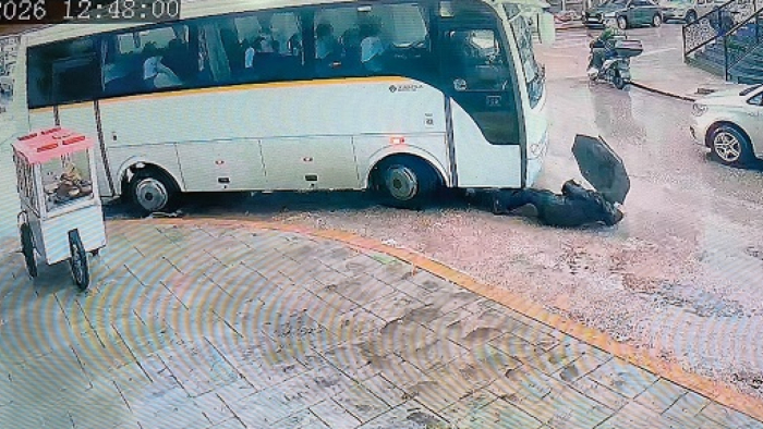 Minibüsün çarpıp, sürüklediği kadın kazayı yara almadan atlattı; o anlar kamerada