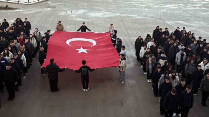Öğrencilerden deprem şehitleri için saygı duruşu