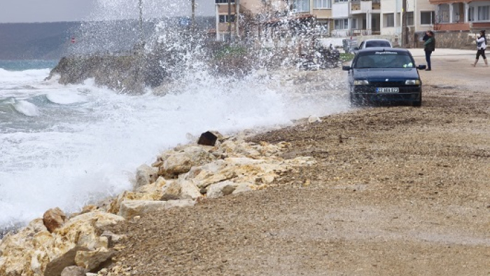 Yayla sahilinde dev dalgalar oluştu; tekne battı, yol çöktü