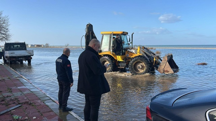 Enez’de deniz yollara taştı; belediye ekipleri çalışma başlattı
