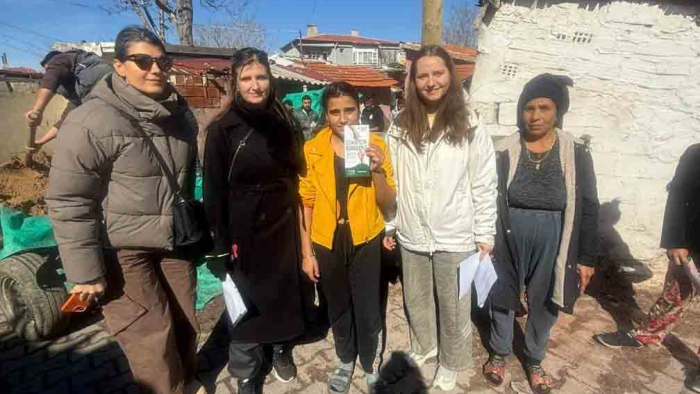 Öğretmenler devamsızlık yapan öğrenciler için sahada