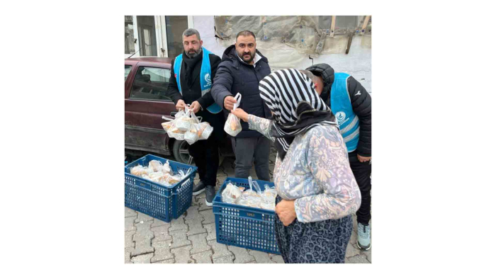 Ülkü Ocakları, iftarda vatandaşları sıcak çorbayla buluşturuyor