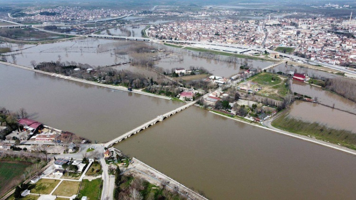 Edirne'de nehirlerin debileri düşüşe geçti, köprüler yaya trafiğine açıldı