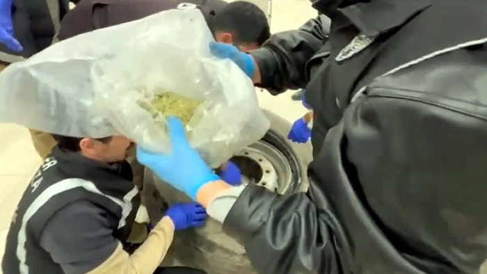 TIR'ın stepnesinde 22,5 kilo skunk ele geçirildi