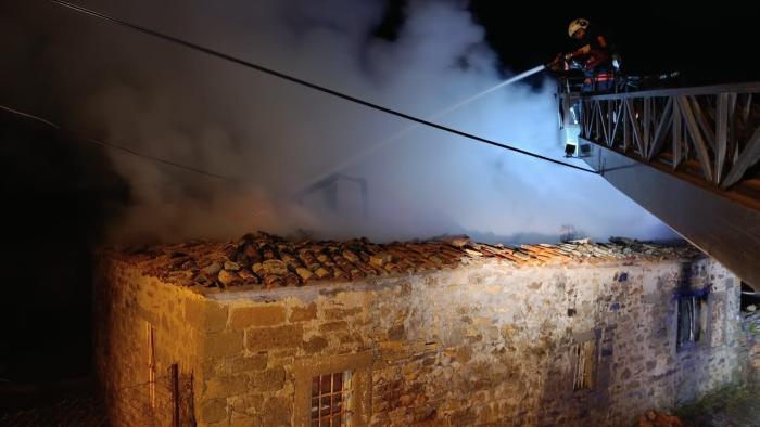 Yenimuhacir’de tek katlı ev yandı