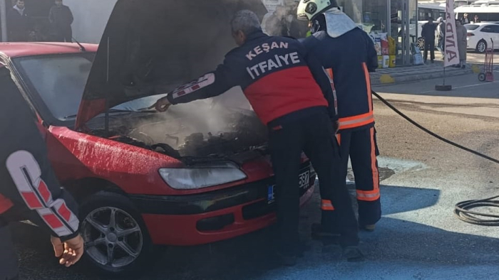 Keşan’da otomobilin motor kısmında çıkan yangın söndürüldü