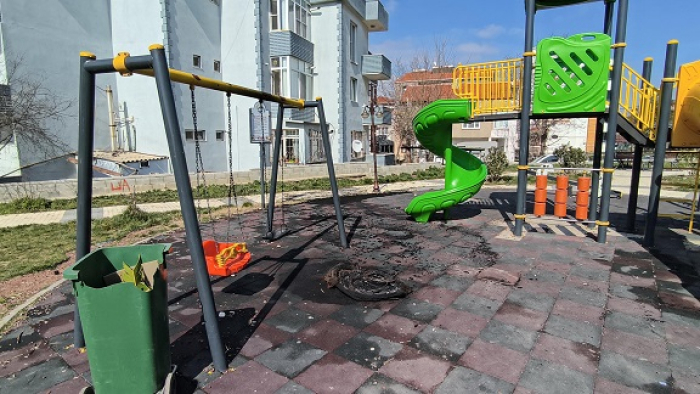 Keşan’da parkta yakılan araç lastiği çevrede tedirginlik yarattı