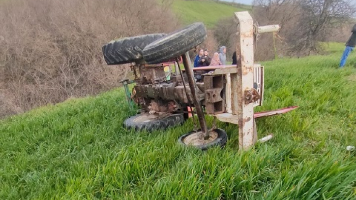 Esetçe beldesinde devrilen traktörün altında kalan sürücü hayatını kaybetti