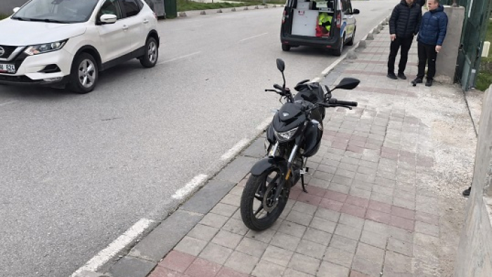Yeni Mahalle’de otomobille çarpışan motosikletin sürücüsü yaralandı
